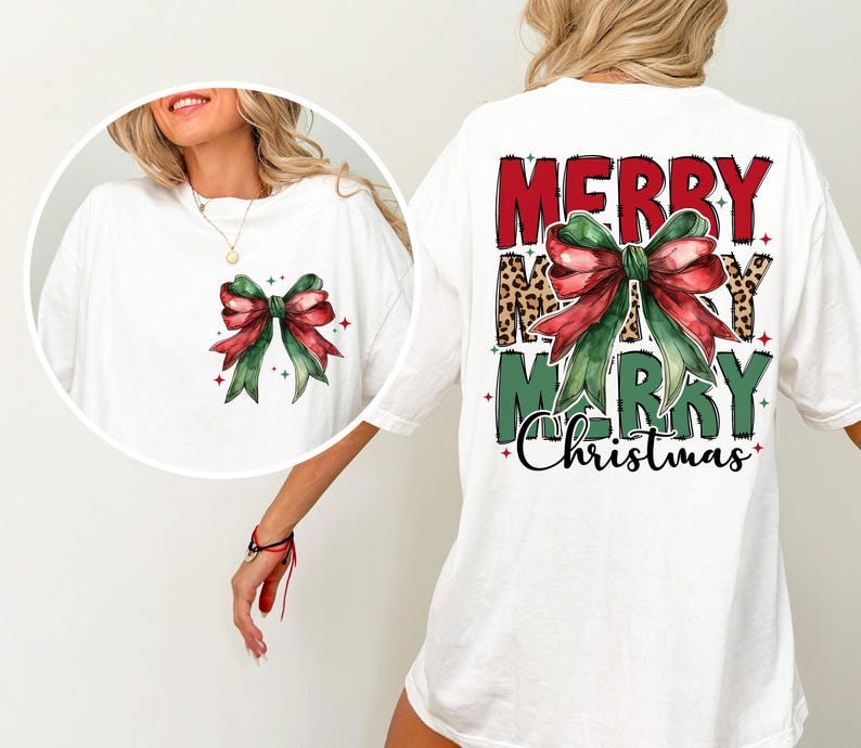 K&ouml;nnte beinhalten: Wei&szlig;es T-Shirt mit einer gr&uuml;n-roten Schleife und dem Text "Merry Merry Christmas" auf der R&uuml;ckseite.