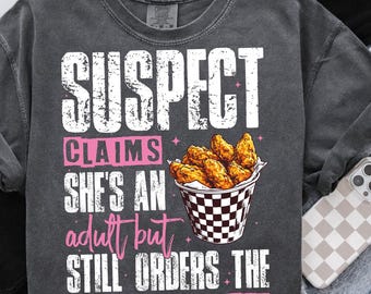 A suspeita está em alta: alega ser adulta, mas ainda pede frango empanado (PNG), Suspeita alega (PNG), Download digital preppy, Suspeita na moda (PNG)