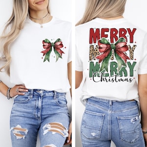 K&ouml;nnte beinhalten: Wei&szlig;es T-Shirt mit einer gr&uuml;n-roten Schleife auf der Vorderseite und dem Text "Merry Merry Christmas" mit einer gr&uuml;n-roten Schleife auf der R&uuml;ckseite.