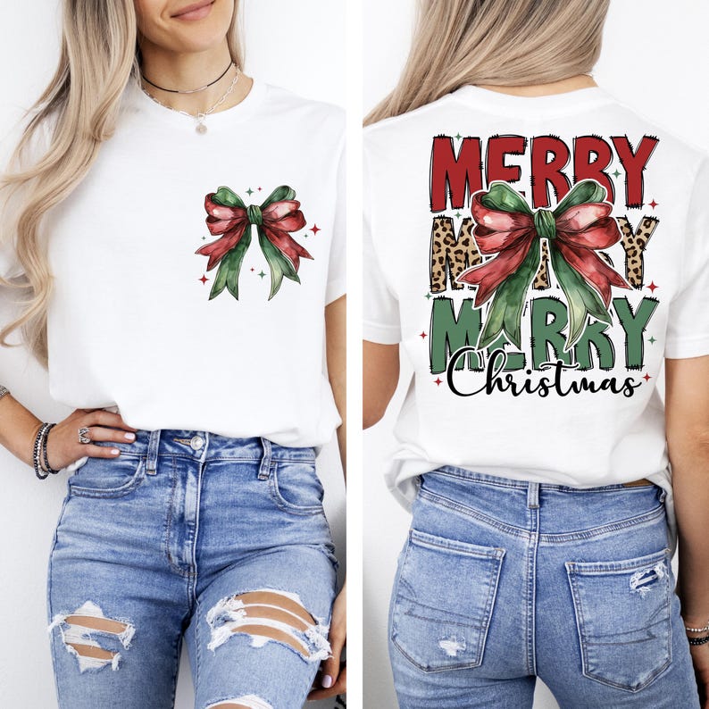 K&ouml;nnte beinhalten: Wei&szlig;es T-Shirt mit einer gr&uuml;n-roten Schleife auf der Vorderseite und dem Text "Merry Merry Christmas" mit einer gr&uuml;n-roten Schleife auf der R&uuml;ckseite.