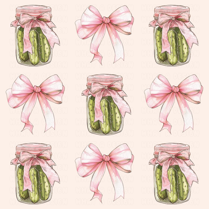 Op de afbeelding: Negen potten met ingelegde komkommers gebonden met roze strikken. De potten zijn van helder glas en de komkommers zijn groen. De achtergrond is lichtroze.