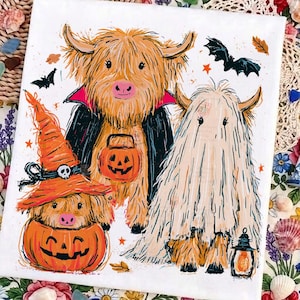 Op de afbeelding: Een rechthoekige canvasprint met drie harige Schotse hooglanders verkleed voor Halloween. Eén kalf draagt een heksenhoed in een pompoen, een ander een vampiercape met een pompoenemmer, en de derde is bedekt met een wit laken als een spook.