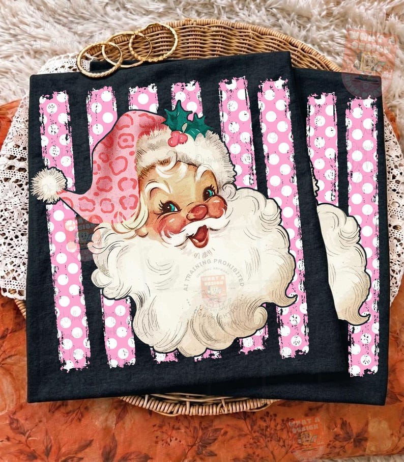Pode incluir: Uma t-shirt preta com um gr&aacute;fico do Pai Natal a usar um gorro cor-de-rosa com padr&atilde;o de leopardo, um pompom branco e folhas de azevinho verdes. O fundo do gr&aacute;fico consiste em riscas verticais cor-de-rosa com bolas brancas.