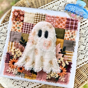 Patchwork-spöke png, blommigt spöke png, rustikt Halloween-png, vintage höstspöke, boho höstdesign, nödställt spöke