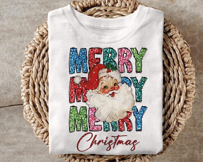 Op de afbeelding: Wit T-shirt met een kleurrijk glitterend "Merry Christmas" ontwerp met een vintage illustratie van de kerstman.