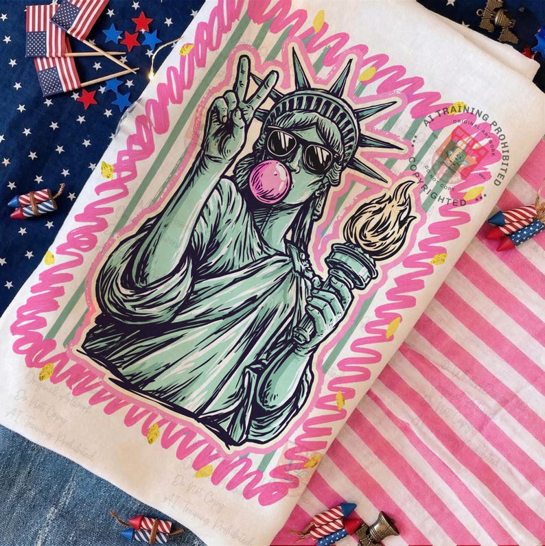Puede incluir: Toalla blanca con un gr&aacute;fico de la Estatua de la Libertad con gafas de sol y una burbuja de chicle. La imagen est&aacute; delineada en rosa con un fondo a rayas verdes y rosas. La toalla tiene el texto "Al Training Prohibited" en las esquinas.
