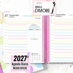 Puede incluir: Una agenda diaria de espiral abierta en el 27 y 28 de septiembre de 2025, con líneas horizontales de colores pastel, un rastreador de hidratación con iconos de gotas de agua, una lista de prioridades y una sección financiera de ingresos y gastos.