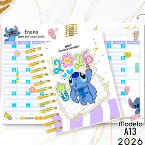 以下が含まれることがあります： 金色のコイルと青い漫画のキャラクターが特徴の表紙が付いた、スパイラル綴じのプランナー。 プランナーには、花や星などの装飾要素を含む、2026年1月のカレンダーが含まれています。 「Hoy Planifica Tus Sueños」というテキストが表示されます。