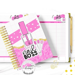 Puede incluir: Una agenda espiralada rosa y blanca con un diseño de "nail BOSS". La portada presenta una ilustración de un frasco de esmalte de uñas y diseños de nail art. La agenda está abierta para mostrar horarios diarios y se ve un bolígrafo dorado.