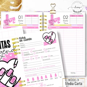 Puede incluir: Una agenda de citas de uñas rosa y blanca con encuadernación en espiral. La agenda incluye secciones para fechas, citas e información del cliente. Un bolígrafo rosa con lunares blancos descansa en el lado derecho.