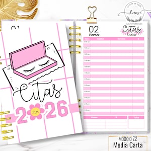 Puede incluir: Una agenda espiralada con un diseño rosa y blanco. La portada presenta una ilustración de un estuche de pestañas rosa y la palabra "Citas" con el año "2026". La página abierta muestra un horario para el viernes 2 de enero.