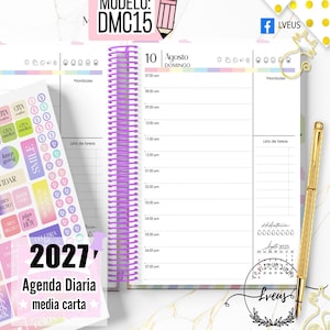 Puede incluir: Una agenda diaria con espiral morada, mostrando las páginas del 9 y 10 de agosto. Incluye una hoja de pegatinas coloridas con textos como 'love this' y 'smile', un bolígrafo dorado y el texto 'MODELO: DMC15' y '2027 Agenda Diaria media carta'.