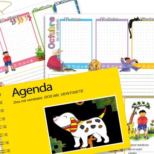 Puede incluir: Una agenda de espiral con páginas coloridas con ilustraciones y texto en español. La portada es amarilla con la palabra "Agenda" y una ilustración de un perro dálmata. Las páginas de la agenda muestran diseños semanales con ilustraciones.