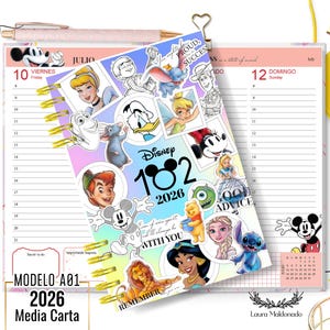 Puede incluir: Una agenda Disney 2026 con espiral y pegatinas de personajes coloridos, incluyendo Mickey Mouse, Cenicienta y Winnie the Pooh. La agenda presenta un diseño semanal y el texto "MODELO A01 2026 Media Carta".