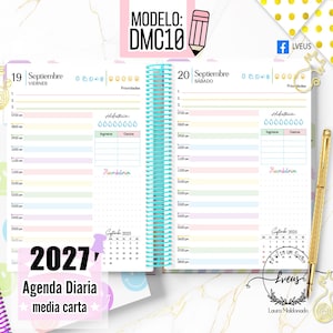 Puede incluir: Una agenda diaria de espiral abierta en el 19 y 20 de septiembre, con horarios, rastreadores de hidratación y registros de gastos. Las páginas incluyen el texto 'MODELO: DMC10', '2027' y 'Agenda Diaria media carta' con un bolígrafo dorado.