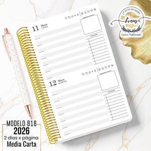 Może przedstawiać: Biały spiralny planer ze złotymi akcentami, z wpisami na 11 i 12 maja. Obok leży długopis w kolorze różowego złota. Planer zawiera tekst "MODELO B18-2026" i "2 días x página Media Carta".