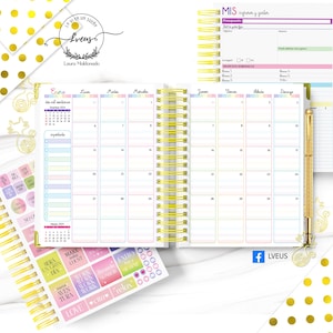 K&ouml;nnte beinhalten: Ein spiralgebundenes Notizbuch mit einem goldenen Stift und Aufklebern. Der Planer hat ein monatliches Kalenderlayout mit pastellfarbenen K&auml;stchen und einen Abschnitt f&uuml;r Notizen. Die Aufkleber haben motivierende S&auml;tze. Der Planer ist f&uuml;r Organisation und Zielsetzung konzipiert.