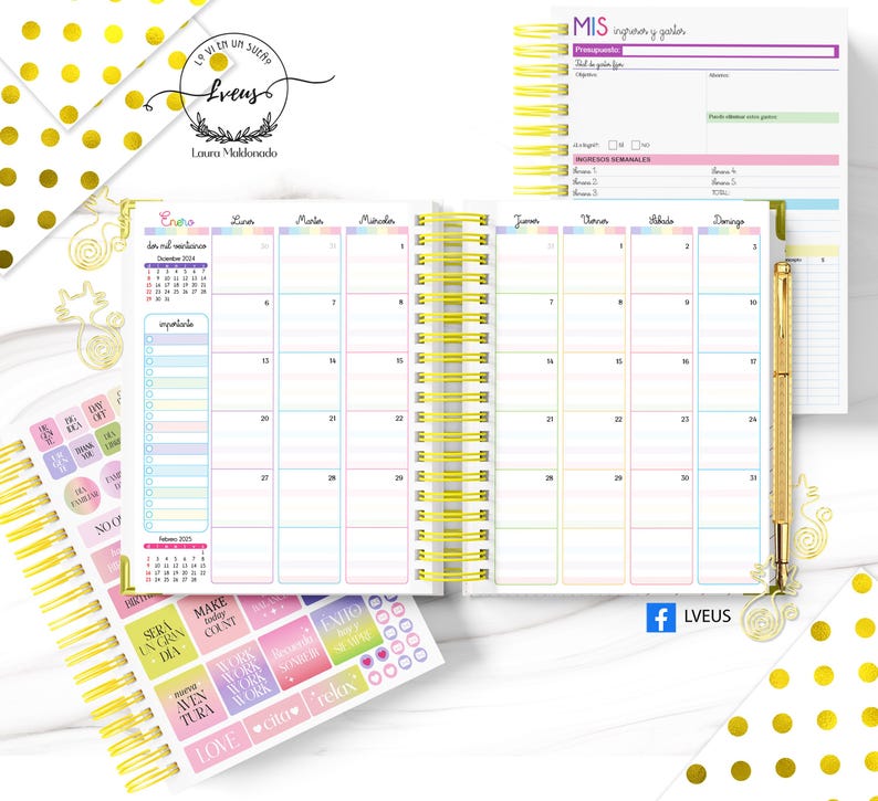 K&ouml;nnte beinhalten: Ein spiralgebundenes Notizbuch mit einem goldenen Stift und Aufklebern. Der Planer hat ein monatliches Kalenderlayout mit pastellfarbenen K&auml;stchen und einen Abschnitt f&uuml;r Notizen. Die Aufkleber haben motivierende S&auml;tze. Der Planer ist f&uuml;r Organisation und Zielsetzung konzipiert.