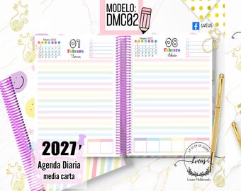 May include: An open spiral-bound daily planner with pastel-colored lined pages for February 7th and 8th, 2025. The planner features a calendar, checkboxes, and a bottom row of colored boxes. Text includes "MODELO: DMC02", "2027", and "Agenda Diaria media carta".