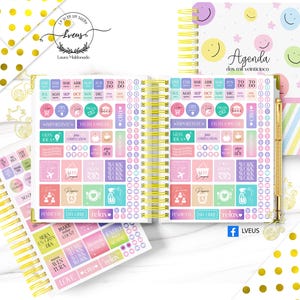K&ouml;nnte beinhalten: Notizbuch mit goldener Spiralbindung, gef&uuml;llt mit bunten Aufklebern und einem Cover mit Smileys und dem Text "Agenda dos mil veinticinco." Das Notizbuch enth&auml;lt Monatskalender und verschiedene Aufkleber.