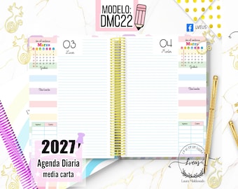 May include: An open spiral-bound daily planner with lined pages for March 3rd and 4th. The layout includes a monthly calendar, pastel horizontal stripes, and sections for notes. Text includes 'MODELO: DMC22', '2027', and 'Agenda Diaria media carta'.