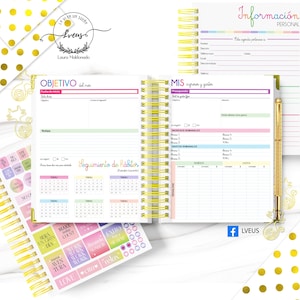 K&ouml;nnte beinhalten: Ein spiralgebundenes Notizbuch mit goldenem Stift und Aufklebern. Der Planer hat Abschnitte f&uuml;r Ziele, Einnahmen, Ausgaben und Gewohnheitsverfolgung. Die Seiten sind wei&szlig; mit farbigem Text und Grafiken.