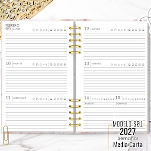 Puede incluir: Una agenda de espiral abierta con páginas blancas que presenta un diseño semanal en español, incluyendo el mes de febrero, los días de la semana e iconos del tiempo. Un bolígrafo dorado y dos clips dorados están colocados al lado.