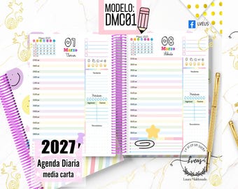May include: A spiral-bound daily planner open to March 2025 pages with pastel-colored hourly scheduling lines, weather icons, and a water intake tracker. The text includes 'MODELO: DMC01', '2027', and 'Agenda Diaria media carta' alongside a gold pen.