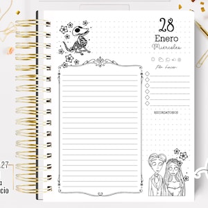 Puede incluir: Una agenda con espiral y espiral dorada. La página abierta presenta una ilustración en blanco y negro de un perro esqueleto, adornos florales y secciones rayadas para notas y recordatorios. Se muestra la fecha "28 Enero Miércoles".