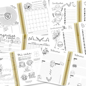 Puede incluir: Una agenda con espiral dorada, con ilustraciones y texto en blanco y negro. Las páginas incluyen diseños de calendario, listas de contactos y secciones de seguimiento financiero. La agenda tiene un tema de Harry Potter.