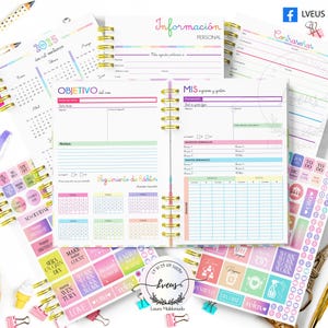K&ouml;nnte beinhalten: Eine Sammlung farbenfroher Planer und Aufkleber mit goldener Spiralbindung. Die Planer enthalten Abschnitte f&uuml;r pers&ouml;nliche Informationen, Ziele, Gewohnheiten und Notizen. Aufkleber enthalten S&auml;tze wie "Happy Birthday" und "Make Today Count."