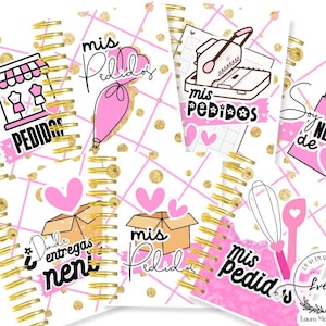 Peut inclure: Plusieurs carnets à spirales avec des détails roses et dorés. Chaque carnet présente un design différent, avec des illustrations d'une boutique, d'une montgolfière, d'une boîte d'expédition, d'un sac de shopping et d'ustensiles de cuisine, avec du texte en espagnol.