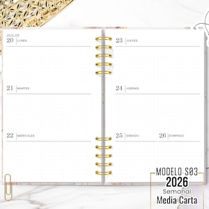 Peut inclure: Agenda hebdomadaire ouverte avec reliure spirale dorée, un stylo doré et des trombones. L'agenda affiche les dates du 20 au 26 juillet 2026, avec le texte "MODELO S03-2026 Semanal Media Carta".