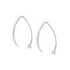 Peut inclure: Deux crochets d'oreille en argent, chacun avec une forme de larme et une petite boucle en bas.