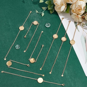 Può includere: Una collezione di catene per bracciali in metallo color oro con castoni circolari per cabochon. Ogni catena include un piccolo ciondolo a forma di stella a un'estremità e un design a maglie sottili, ideale come base per creare gioielli.