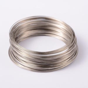 Op de afbeelding: Een spoel zilverkleurig draad, perfect voor het maken van sieraden of andere projecten.