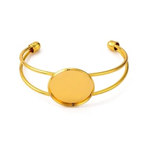 Op de afbeelding: Een goudkleurige metalen manchetarmband met een dubbel draadontwerp en een centrale ronde zetting. De armband heeft een gepolijste afwerking en afgeronde eindkappen, wat een gestructureerd frame biedt voor een inzetstuk of cabochon.