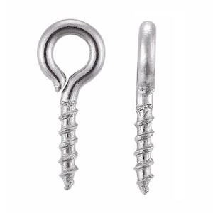 Può includere: Due ganci a occhiello a vite argentati con un piccolo anello in cima. I ganci sono lunghi circa 2,5 cm.