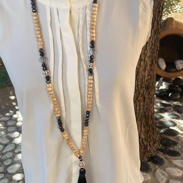 sautoir mala pompon perles bois , howlite et acier inoxydable bohème chic peace and love