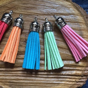 5 pompons / gland en suédine de couleur assortie REF06