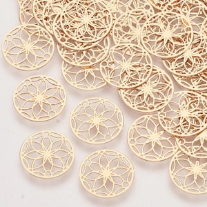 Könnte beinhalten: Eine große Gruppe goldfarbener Metallanhänger mit einem filigranen Mandala-Design. Die Anhänger sind rund und haben ein ausgeschnittenes Muster.