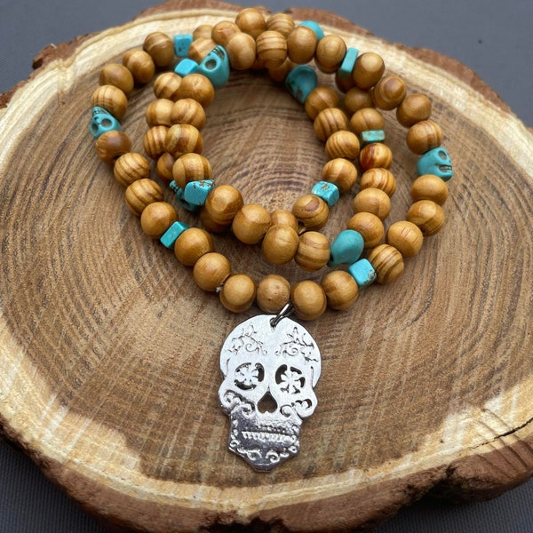 bracelet mala  tête de mort perles bois et  howlite