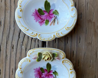Kandarbek-Ringschale mit floralem Design und applizierten Blüten