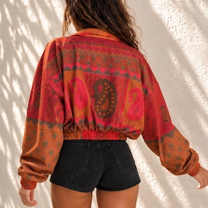 Korte, oversized bomberjack | Gemaakt van gerecyclede vintage sari | Gevoerd met sweatshirtstof | Uniek exemplaar. Maten L-XL. "Mango Royale"
