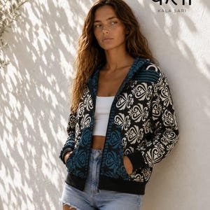 Kurtka z kapturem z recyklingowanego sari | Ręcznie robiona bluza z zamkiem w stylu boho | Odzież na festiwal etniczno-hipisowski | Rozmiar S-M
