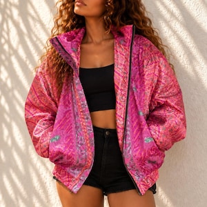 Oversized Bomberjacke aus recyceltem Sari | Handgefertigte Winterjacke im Boho-Stil | Einzigartige Seidenjacke | Sweatshirt-gefüttert. S-M „Gulabi Rani“