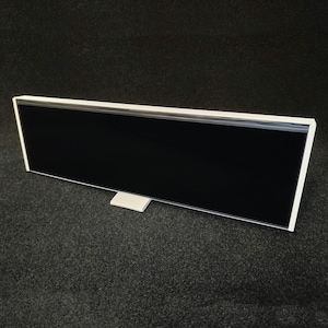 Peut inclure: Un écran numérique rectangulaire blanc avec un écran noir.