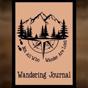 Op de afbeelding: Een houten journal met een berg- en kompasontwerp. De tekst luidt "Not All Who Wander Are Lost" en "Wandering Journal". De bovenste tekst zegt "For Hand Burning" en de onderste tekst zegt "CoolMoonDesigns".