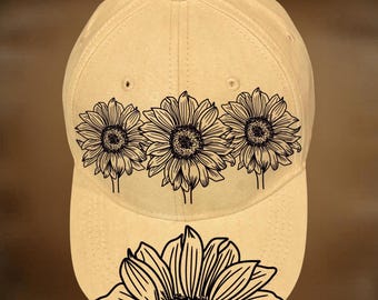 Puede incluir: Gorra de béisbol beige con un diseño de girasol negro. La gorra presenta tres girasoles en la parte delantera y uno en la visera. El texto en la gorra dice "For Hand Burning" y "CoolMoonDesigns".