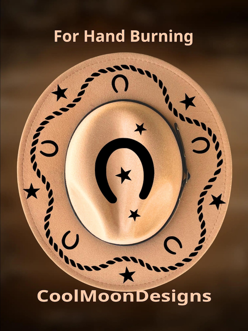 K&ouml;nnte beinhalten: Beigefarbener Cowboyhut mit schwarzen Seil-, Hufeisen- und Sternmustern. Der Text "For Hand Burning" und "CoolMoonDesigns" ist sichtbar. Der Hut hat ein schwarzes Band und ein zentrales Hufeisen- und Sternmuster.